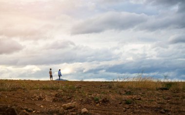 akşam saatlerinde manzara adam ve kadın ayakta gökyüzü arka plan .