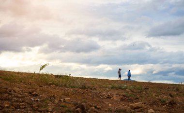 akşam saatlerinde manzara adam ve kadın ayakta gökyüzü arka plan .