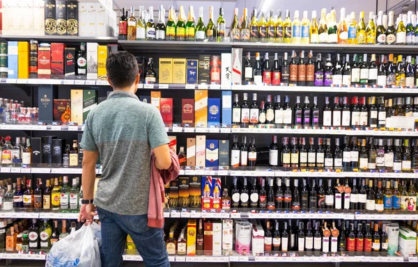 バンコク 2019年8月11日 スーパーマーケットでアルコールの異なる種類 カクテルやドリンクのためのウイスキーやブランデーブランド 2019年8月11日 バンコク — ストック写真
