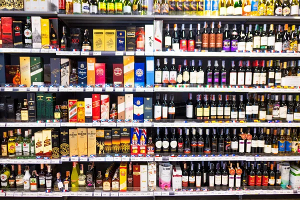 バンコク 2019年8月11日 スーパーマーケットでアルコールの異なる種類 カクテルやドリンクのためのウイスキーやブランデーブランド 2019年8月11日 バンコク — ストック写真