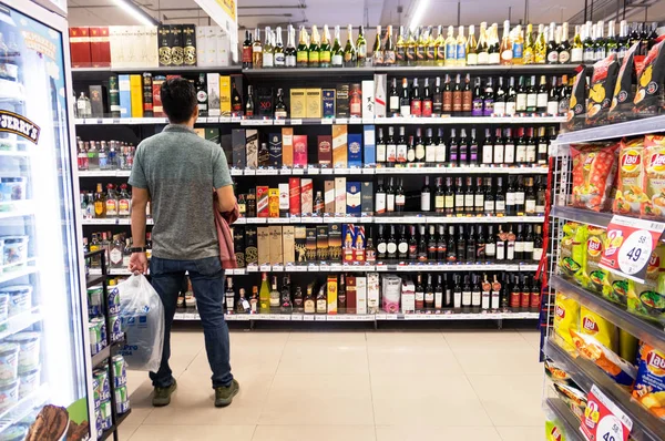 泰国曼谷 2019年8月11日 超市里不同种类的酒精 威士忌和白兰地品牌的鸡尾酒和饮料 2019 在曼谷 图库照片
