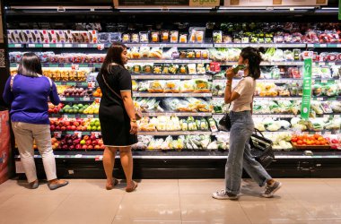 Bangkok, Tayland - 13 Ekim 2019: Kadın süpermarkette meyve ve sebze alışverişi yapıyor. 13 Ekim 2019 Bangkok, Tayland 