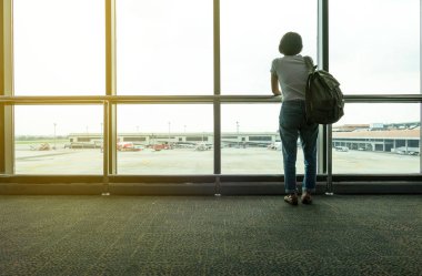 Seyahat konsepti, bayan turist, havaalanında uçakla seyahat etmek için bekliyor. . 