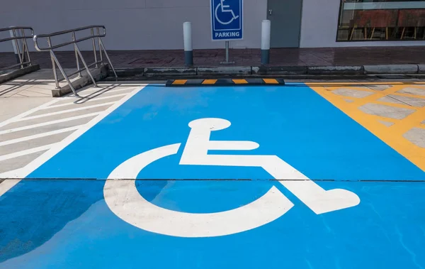 关于残疾人标志的交通标志 漆成深蓝色 残疾人士泊车位 图库图片