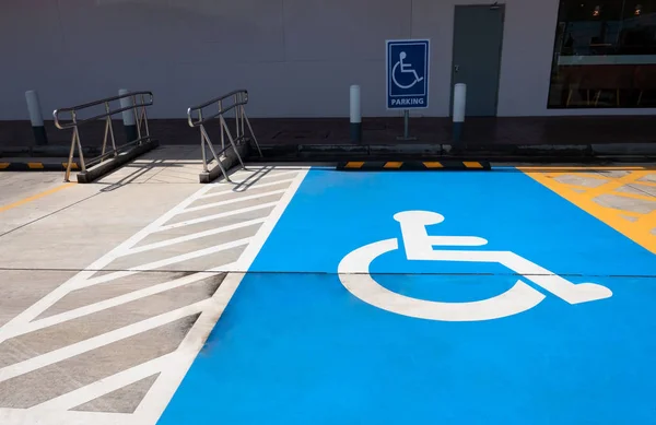 Verkehrsschild Mit Behindertensymbol Leuchtendem Blau Gestrichen Behindertenparkplätze Stockfoto