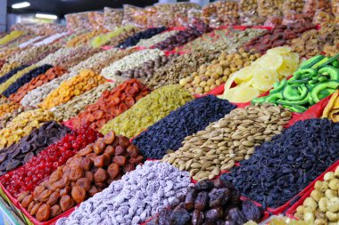 Yakın plan, iştah açıcı kurutucu meyve, fındık ve şekerli meyveler Doğu Market 'teki tezgahta sergileniyor.