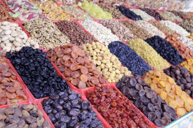 Yakın plan, iştah açıcı kurutucu meyve, fındık ve şekerli meyveler Doğu Market 'teki tezgahta sergileniyor.