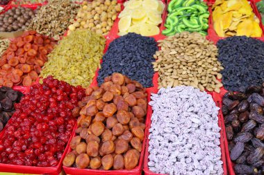 Yakın plan, iştah açıcı kurutucu meyve, fındık ve şekerli meyveler Doğu Market 'teki tezgahta sergileniyor.
