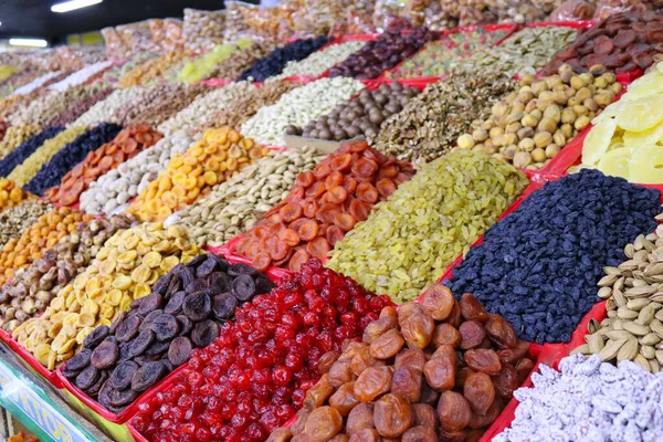 Yakın plan, iştah açıcı kurutucu meyve, fındık ve şekerli meyveler Doğu Market 'teki tezgahta sergileniyor.