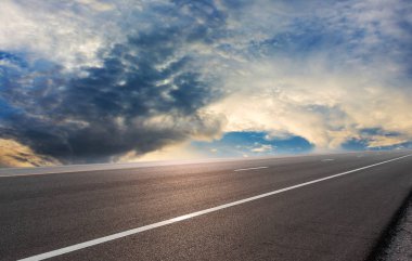 Yol asfalt ve gökyüzü arka plan bulut