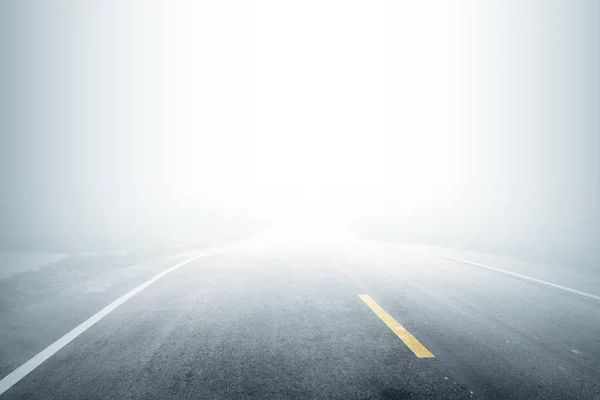 Estrada Com Nevoeiro Pela Manhã — Fotografia de Stock