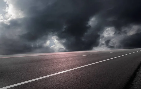 雲の嵐で道路のアスファルト — ストック写真