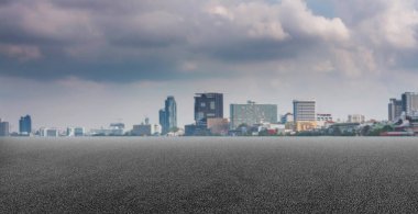 Boş yol asfalt ile panoramik cityscape