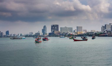 Yağışlı sezon sırasında balıkçı teknesi Pattaya, Tayland