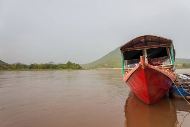 Birçok tekne Mekong Nehri ile güzel içinde seyahat