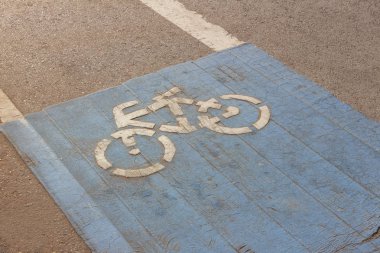 Bisiklet şeritli veya bisiklet yolu ve sahil yolu