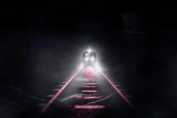 Eski Trenleri Eski Tüneller Boyunca Geceleri Çalıştırın — Stok fotoğraf
