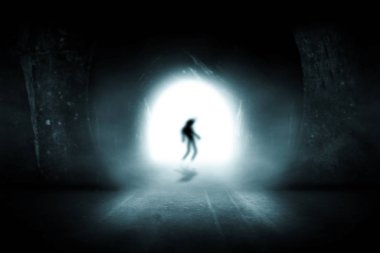 Gölge insanlar tünelde