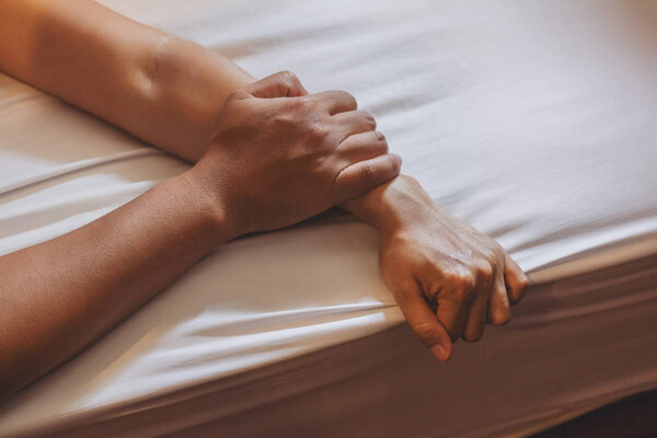 Мягкий фокус волосатой руки мужчины, держащего женщину за руку для изнасилования и сексуального насилия
