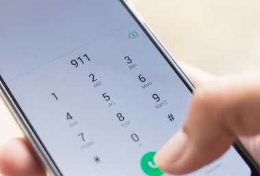 Acil durum ve aciliyet, 911'i smartphone ekranında çevirme. Sığ derinlik-in tarla.
