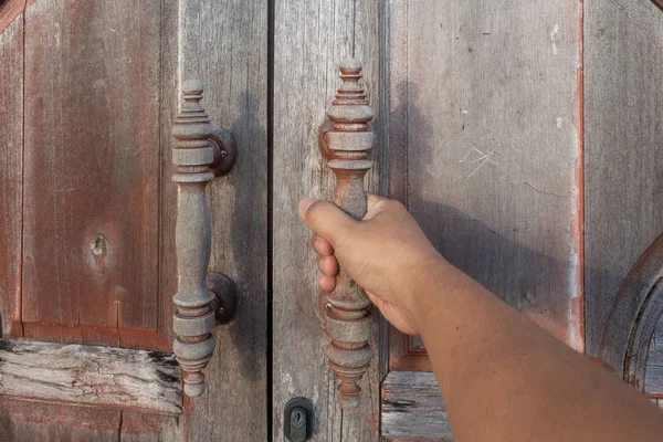 Ręcznie Otworzyć Stare Drewno Drzwi Blokadą Drzwi — Zdjęcie stockowe