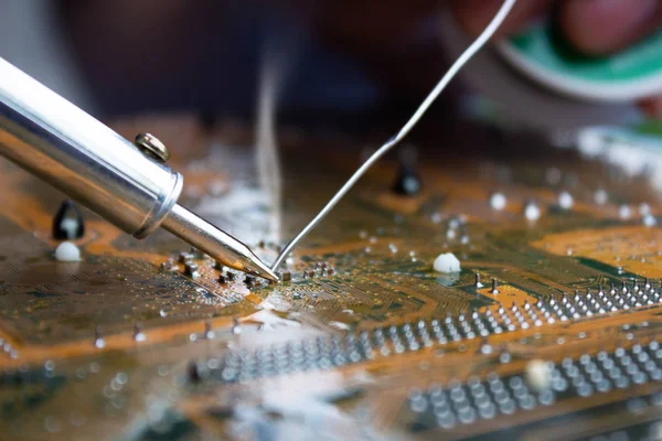 Lehimleme tarafından bilgisayar mainboard tamir teknisyeni
