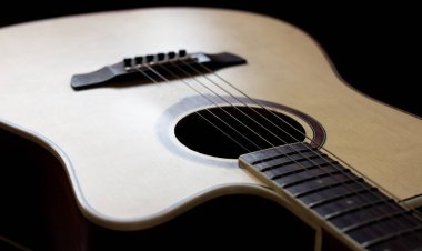 Vücuttaki doku gitar göstermek için aydınlatma ile ahşap gitar