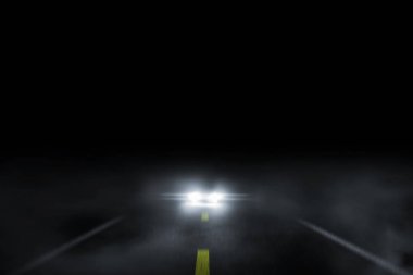Arabayı çalışır ile gece yalnız yol sis.
