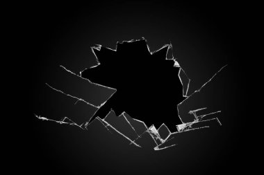 Siyah arka planda kırık bir cam.