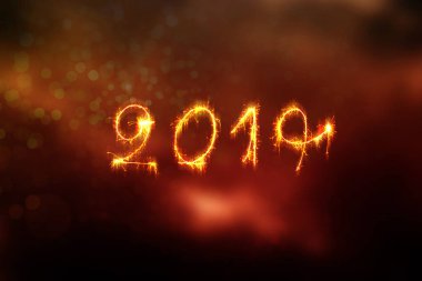 Yeni yıl 2019 metin el yapımı yazılı maytap havai fişekler. Güzel parlak altın sayılar tasarımı için siyah arka plan üzerine izole 2019