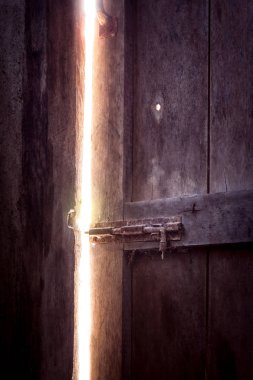 Eski açık kapı ışığı