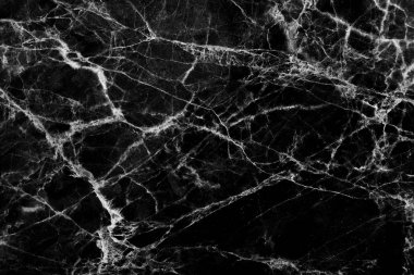 Siyah arka planda kırık bir cam.