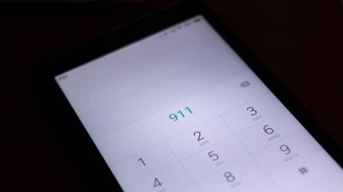 Acil durum ve aciliyet, 911'i smartphone ekranda arama.