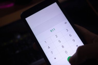 Acil durum ve aciliyet, 911'i smartphone ekranda arama.