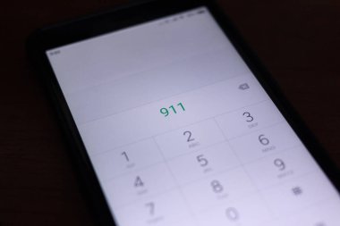 Acil durum ve aciliyet, 911'i smartphone ekranda arama.