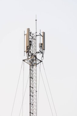 Cep telefonu ve telefon direği üst