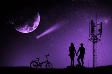 Gece izlerken siluet çift erkek ve kadın elini tutarak ay