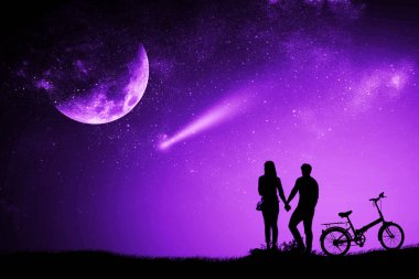 Gece izlerken siluet çift erkek ve kadın elini tutarak ay
