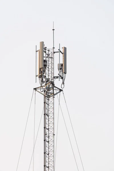 Handy und Telefonmast oben — Stockfoto