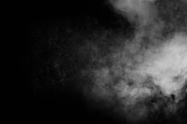 Abstraktes weißes Rauchpulver explodiert auf schwarzem Hintergrund — Stockfoto