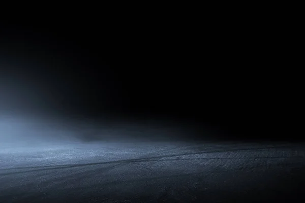 Sis siyah bir arka plan asfalt yüzey, yarış pisti