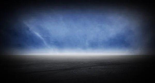 Σκούρο ασφάλτου πάτωμα οδών διάδρομο με ορίζοντα του ουρανού — Φωτογραφία Αρχείου