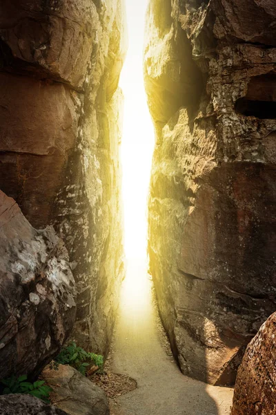 Estrecho de rocas con luz que atraviesa — Foto de Stock