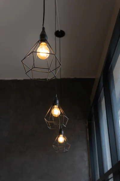 灯泡在黑色钢笼挂在天花板在咖啡店，F — 图库照片