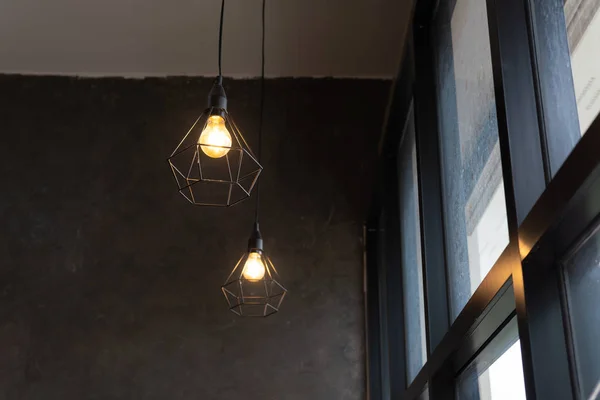 灯泡在黑色钢笼挂在天花板在咖啡店，F — 图库照片