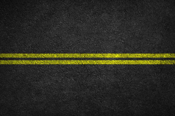 Estrutura do asfalto granular. Textura de asfalto com dois l amarelo — Fotografia de Stock
