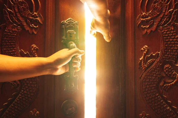 Hand open door light concept — Stock Photo, Image