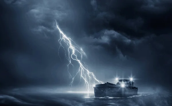 Boot im Gewitter im Ozean — Stockfoto