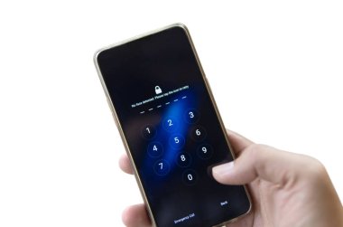 Yalıtılmış parolayı girerken akıllı telefonu elle tutma 
