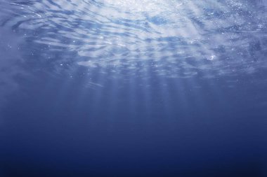 Soyut sualtı sahnesi, güneş ışınları.